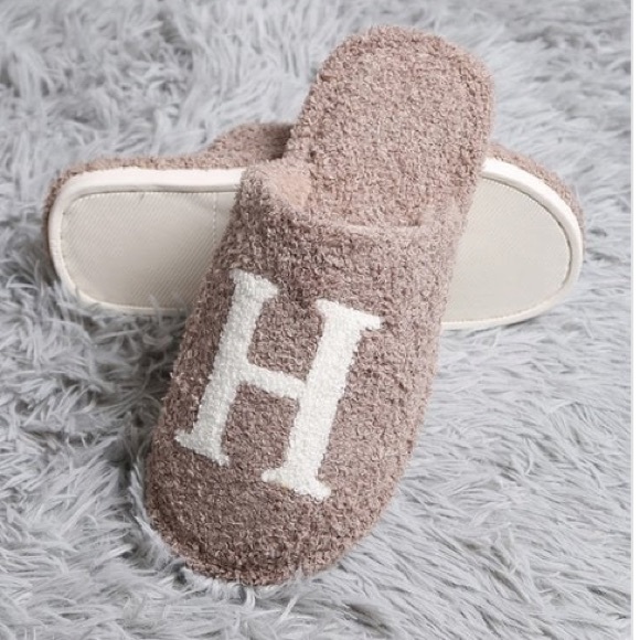 Tan slippers/blanket combo - Picture 3 of 7